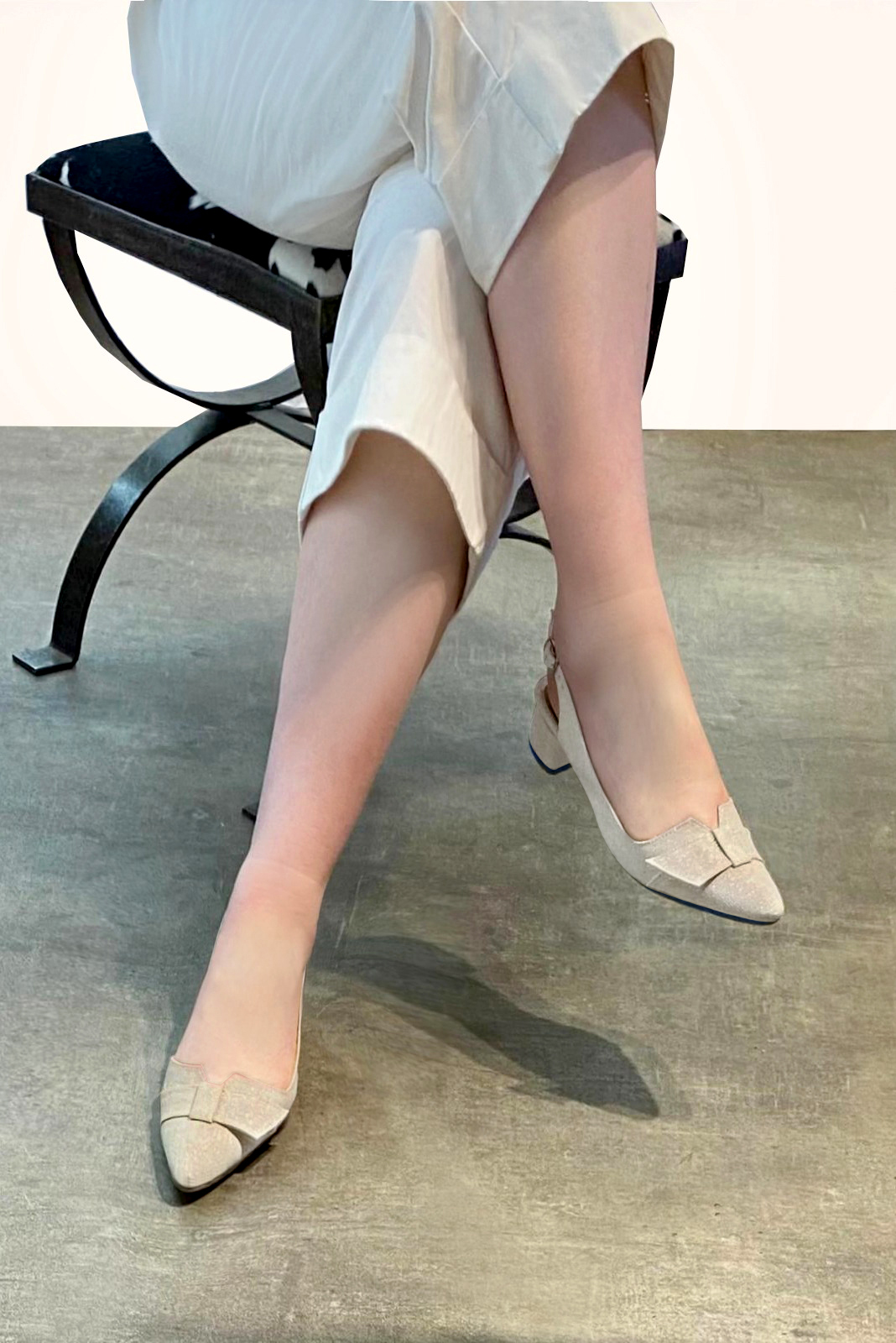 Gold women's slingback shoes. Tapered toe. Low flare heels. Worn view - Florence KOOIJMAN